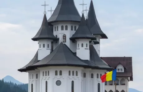castle in romania with romanian flag