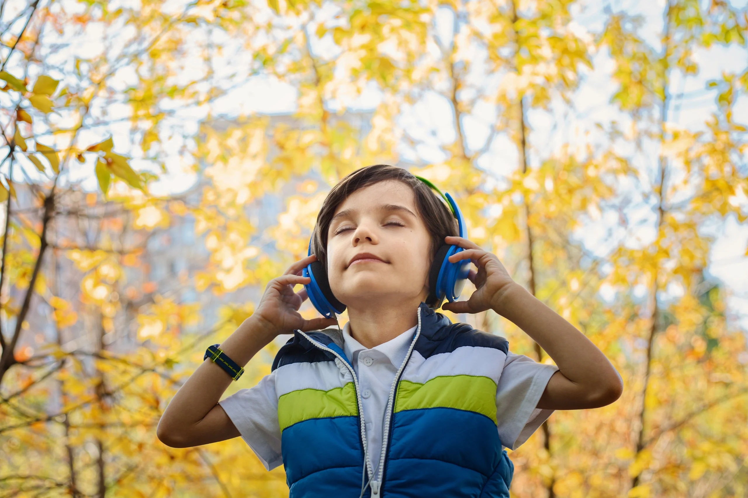 Escuchar vs Oír: Exploring the Difference in Spanish Listening 