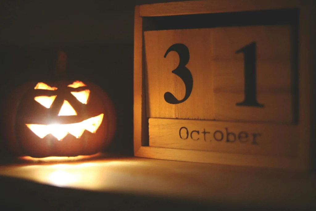 A jack-o-lantern next to the date 31 of October.