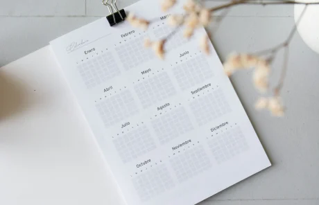 A calendar with the months written in Spanish.